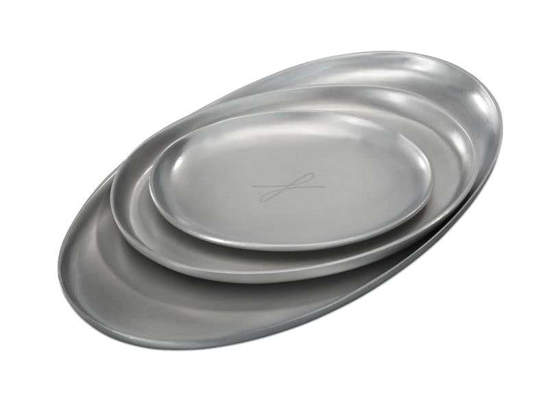 Oval silver-colored Kerzenteller, handcrafted aluminum, 10 x 17 cm.