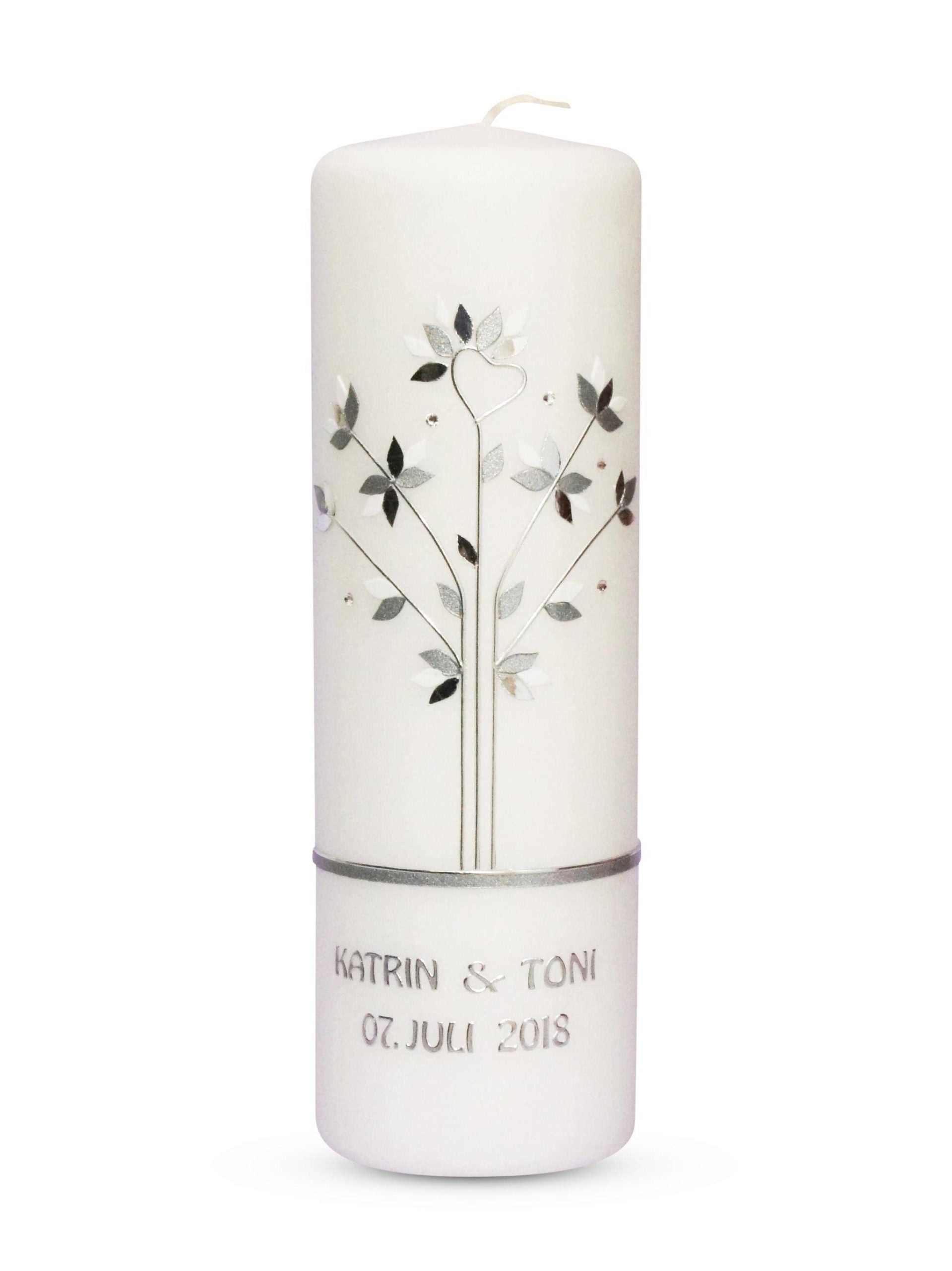 weiße Hochzeitskerze mit silbernem Lebensbaum und personalisierter Beschriftung für Hochzeitstag