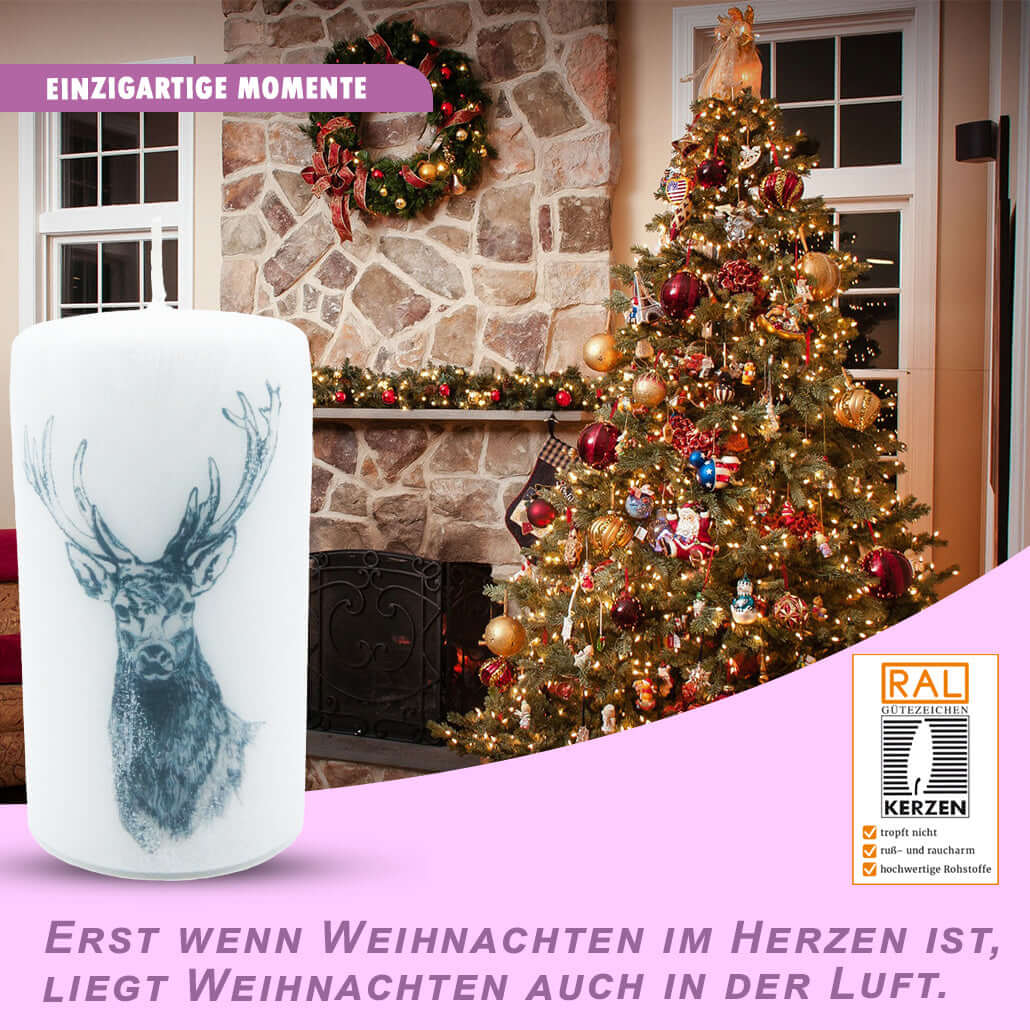 Weihnachtskerze für Adventskranz 13x7cm mit Hirschmotiv vor festlich dekoriertem Weihnachtsbaum